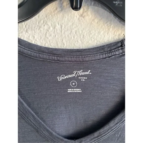 ❤️Universal Thread V-Neck Tee - Picture 2 of 4